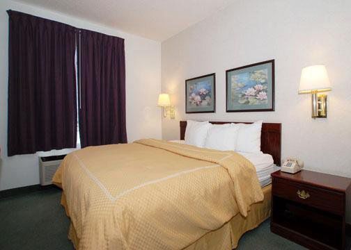 Comfort Suites Airport Columbus Room photo